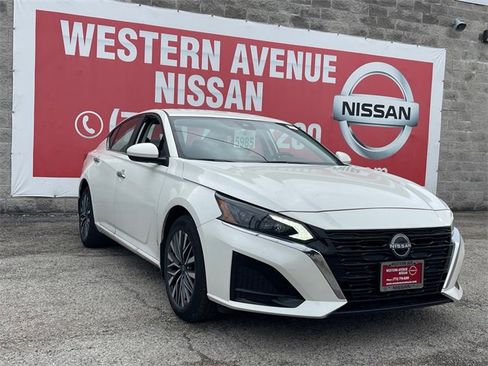 Used 2023 Nissan Altima 2.5 SV image 2