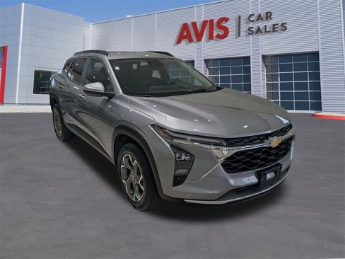 Used 2025 Chevrolet Trax LT w/ LT Convenience Package image 2