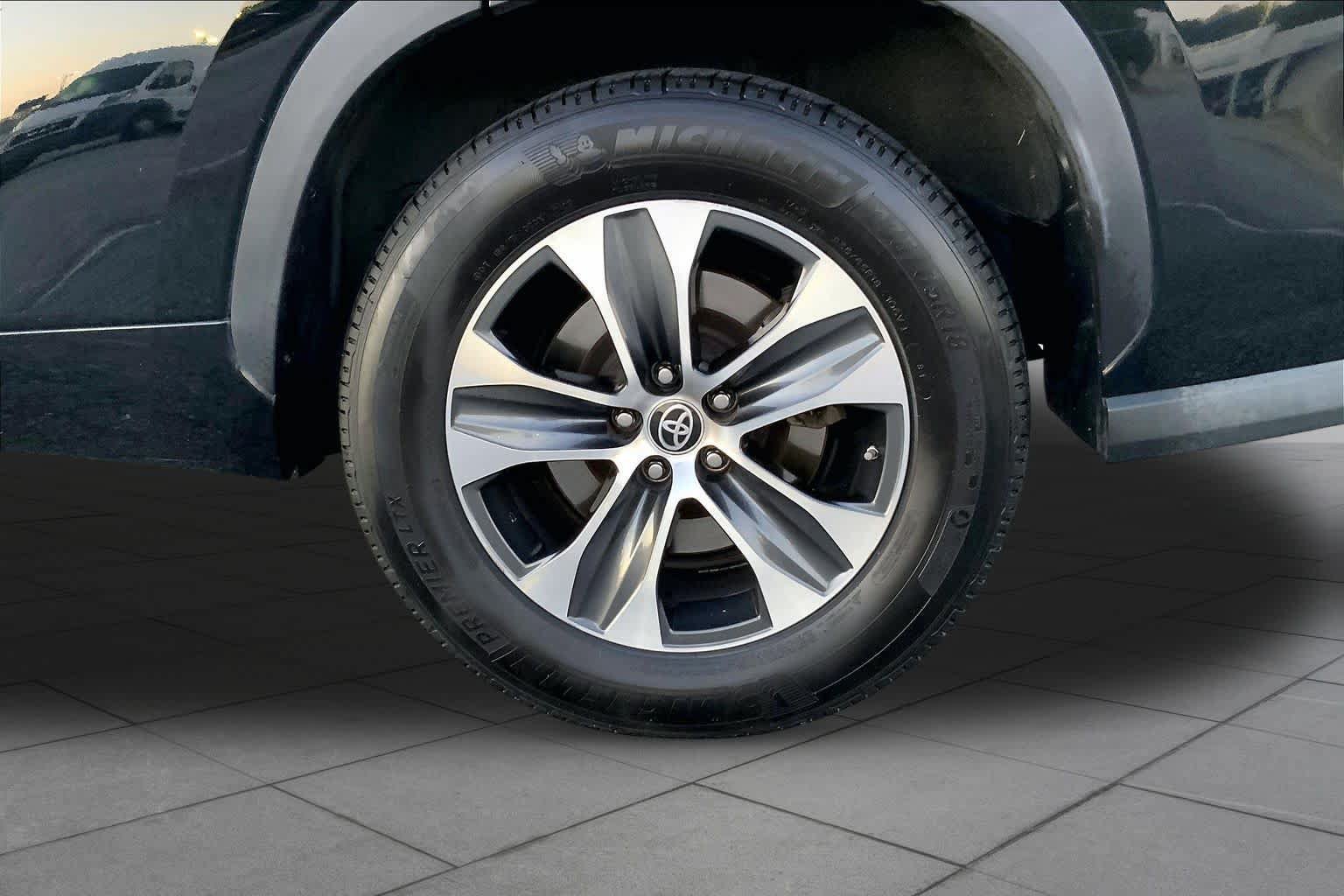 Used 2022 Toyota Highlander XLE FWD image 10