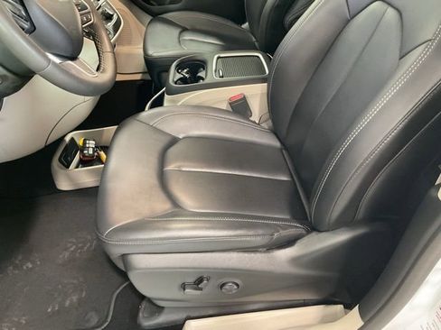 Used 2024 Chrysler Pacifica Touring-L image 10