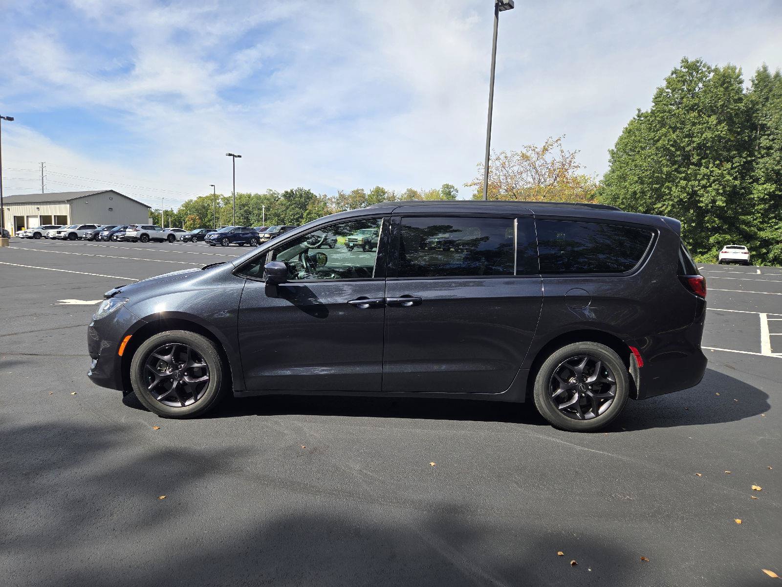 Used 2020 Chrysler Pacifica Touring-L Plus FWD image 5