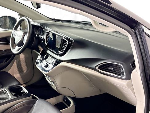 Used 2023 Chrysler Pacifica Touring-L image 12