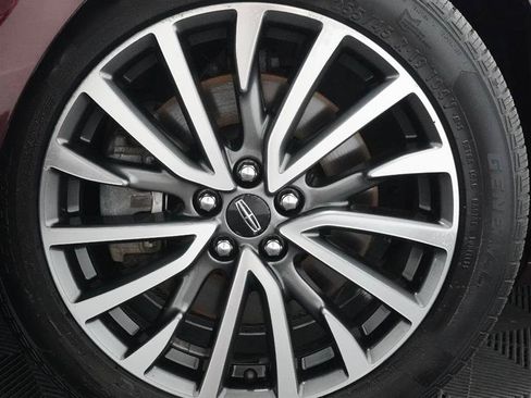 Used 2018 Lincoln Continental Select w/ Continental Climate Package AWD/4WD image 3