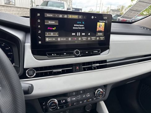 Used 2025 Mitsubishi Outlander AWD image 33