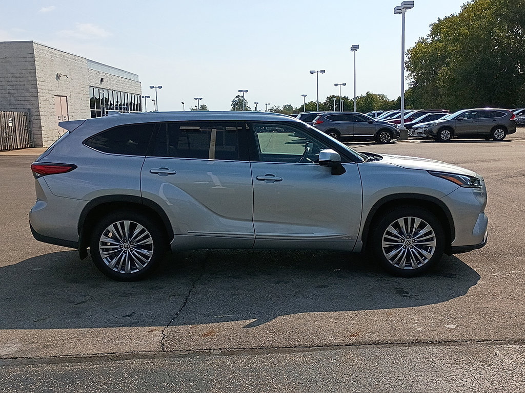 Used 2023 Toyota Highlander Platinum AWD/4WD image 2
