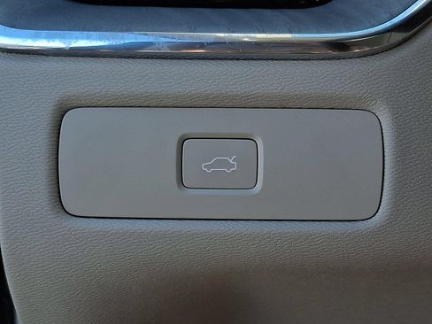 Certified 2024 Volvo XC60 B5 Plus AWD/4WD image 24