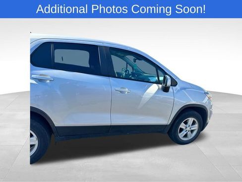 Used 2020 Chevrolet Trax LS w/ Tint and Cruise Package AWD/4WD image 9