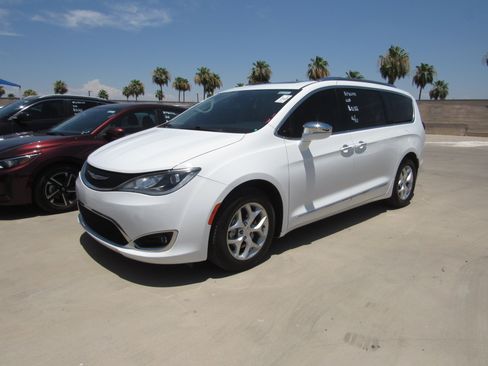 Used 2020 Chrysler Pacifica Limited FWD image 1
