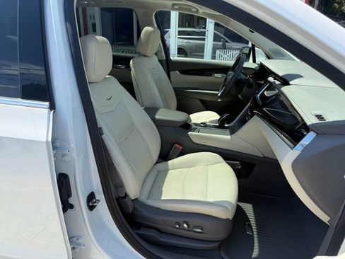 Used 2022 Cadillac XT6 Premium Luxury w/ Technology Package FWD image 17