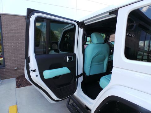 Used 2024 Jeep Wrangler Unlimited Sahara AWD/4WD image 36