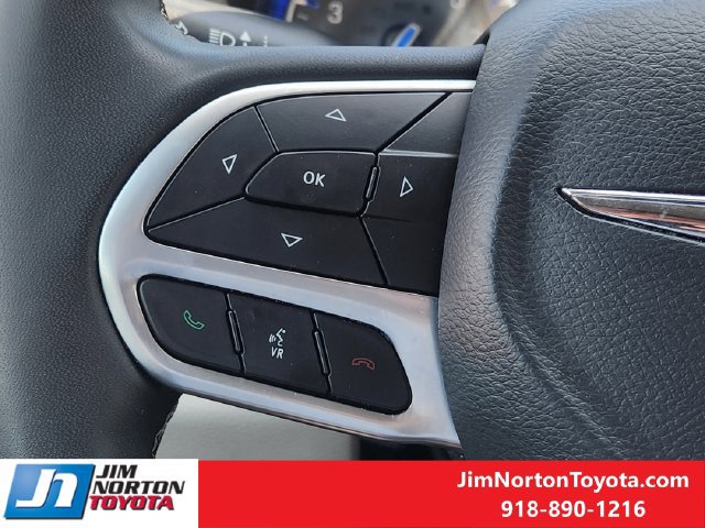 Used 2024 Chrysler Pacifica Touring-L FWD image 27