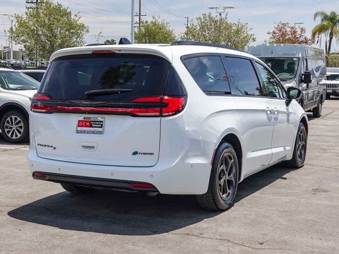 Used 2024 Chrysler Pacifica Premium FWD image 4