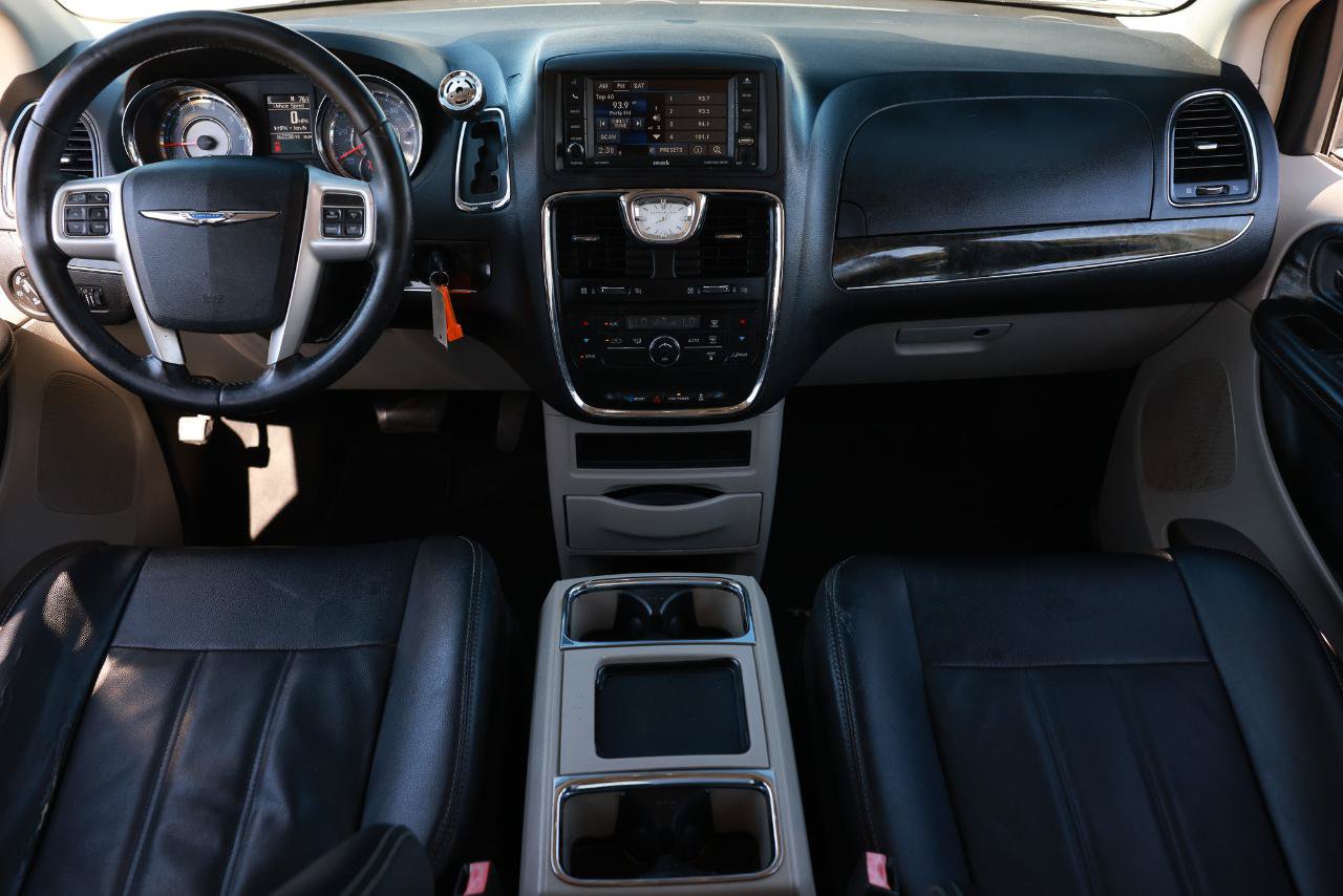 Used 2015 Chrysler Town & Country Touring FWD image 21