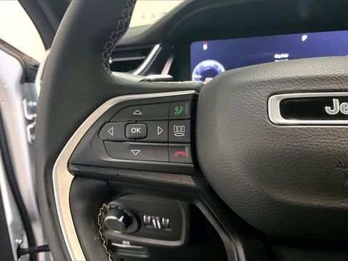 Used 2023 Jeep Grand Cherokee L Laredo image 11