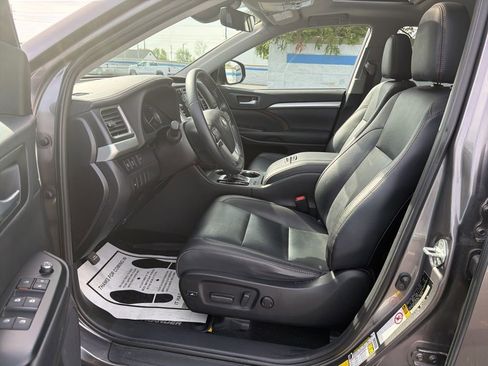 Used 2019 Toyota Highlander XLE image 17