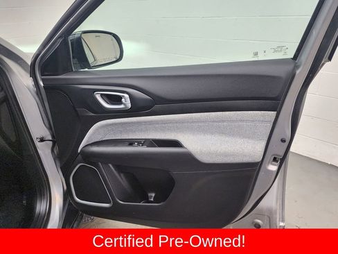 Certified 2023 Jeep Compass Sport image 33