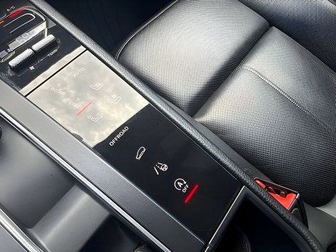 Used 2023 Porsche Macan AWD/4WD image 30