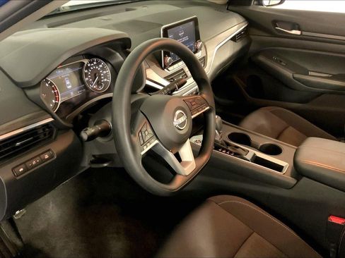 Used 2025 Nissan Altima 2.5 SV FWD image 14