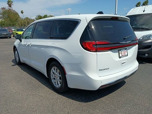 Used 2023 Chrysler Pacifica Touring-L image 4