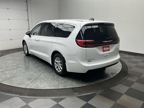 Used 2023 Chrysler Pacifica Touring FWD image 2