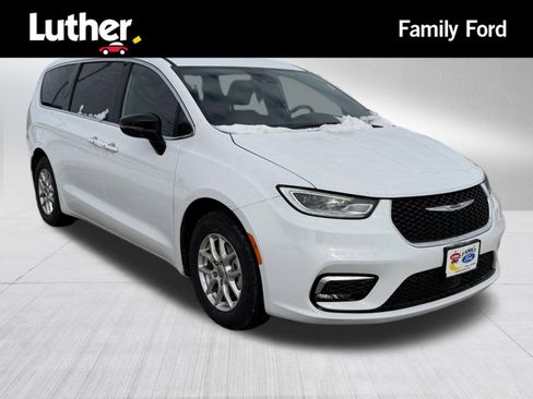 Used 2025 Chrysler Pacifica Select image 1