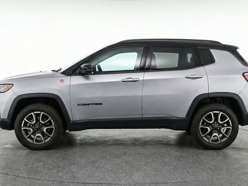 Used 2025 Jeep Compass Trailhawk image 5