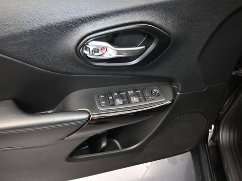 Used 2020 Jeep Cherokee Latitude Plus FWD image 11