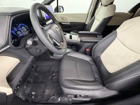 Used 2026 Toyota Sienna Limited FWD image 23