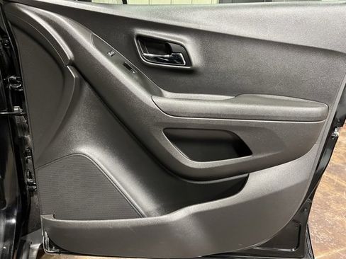 Used 2020 Chevrolet Trax LT w/ LT Convenience Package image 25