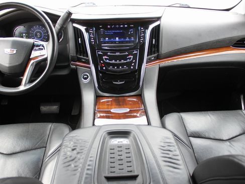 Used 2017 Cadillac Escalade ESV Luxury image 10