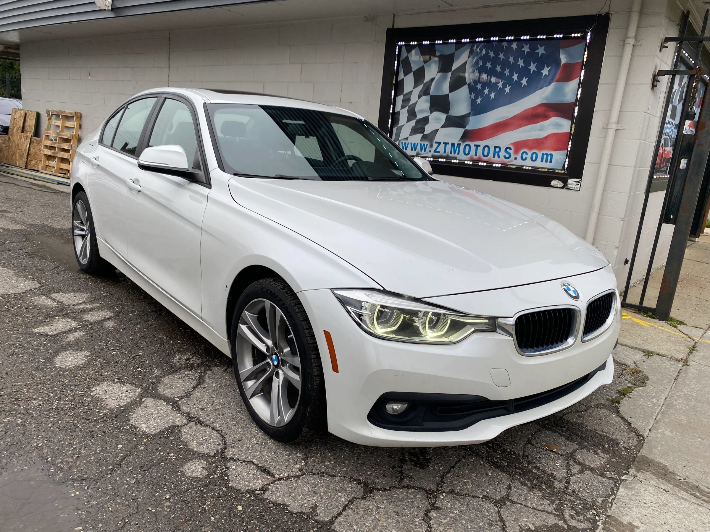 Used 2018 BMW 320i xDrive Sedan AWD/4WD image 1