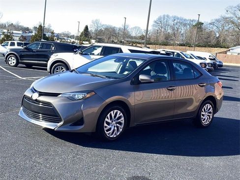 Used 2018 Toyota Corolla LE image 3