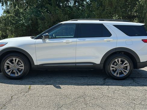 Used 2022 Ford Explorer XLT w/ Equipment Group 202A AWD/4WD image 30