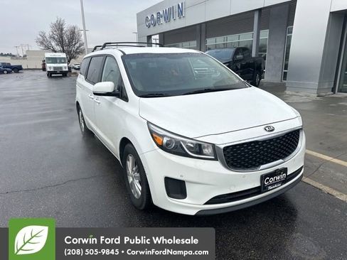 Used 2017 Kia Sedona LX w/ LX Essentials Premium Package image 4