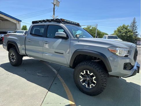 Used 2018 Toyota Tacoma TRD Off-Road w/ Technology Package image 6