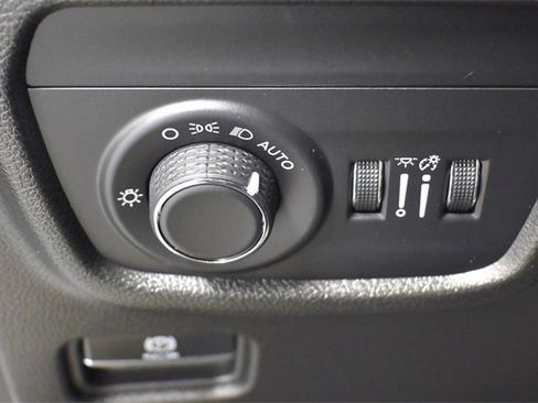 Used 2025 Jeep Grand Cherokee L Laredo image 18