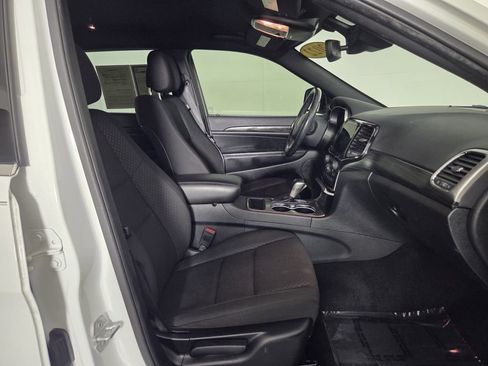 Certified 2022 Jeep Grand Cherokee Laredo E image 32