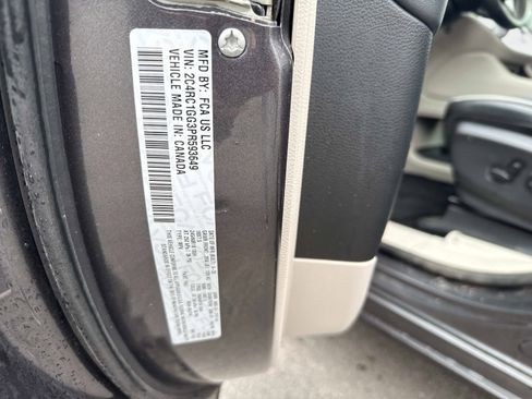 Used 2023 Chrysler Pacifica Limited image 9