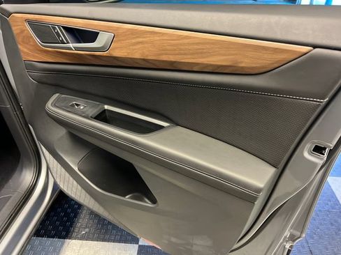 Certified 2025 Volkswagen Atlas SE FWD image 11