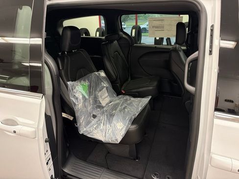 New 2027 Chrysler Pacifica LX FWD image 28