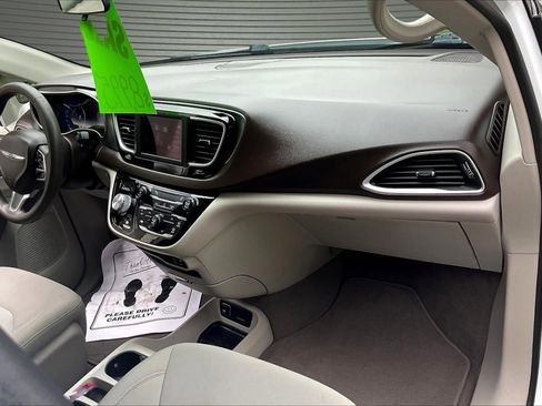 Used 2019 Chrysler Pacifica L FWD image 25