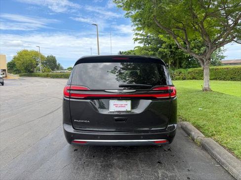Used 2023 Chrysler Pacifica Touring-L FWD image 7