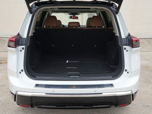 Used 2024 Nissan Rogue Platinum w/ Platinum Premium Package FWD image 9