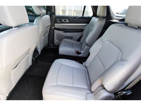 Used 2018 Ford Explorer XLT w/ Equipment Group 202A image 7