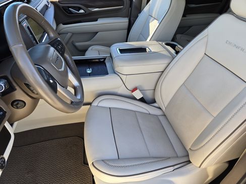 Used 2021 GMC Yukon XL Denali w/ Denali Premium Package image 16