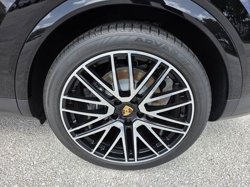 Used 2024 Porsche Cayenne AWD/4WD image 9