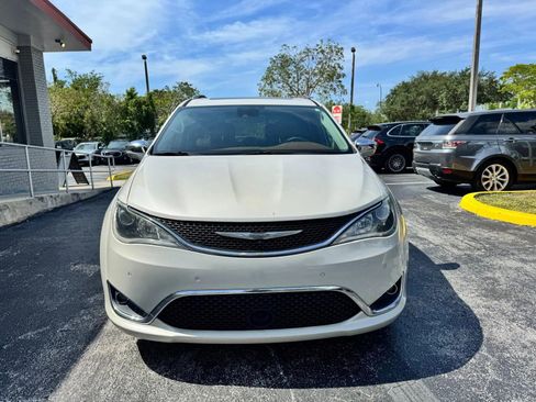Used 2017 Chrysler Pacifica Limited w/ Advanced Safetytec Group FWD image 3