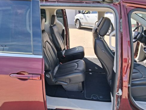 Used 2022 Chrysler Pacifica Touring-L image 16