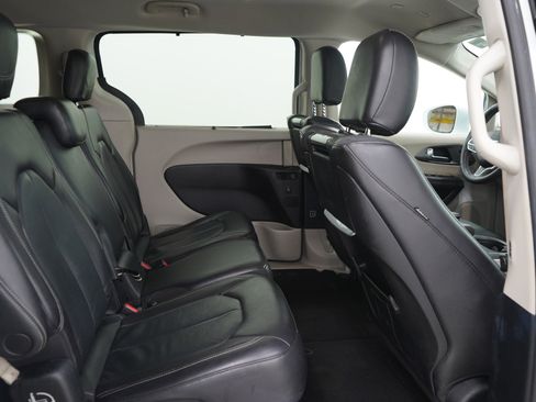 Used 2022 Chrysler Pacifica Touring-L w/ Uconnect Theater Family Group FWD image 14