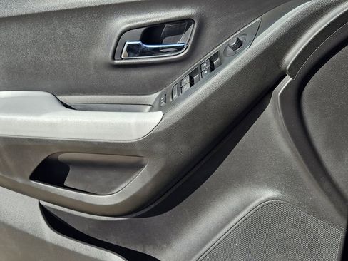 Used 2018 Chevrolet Trax LS FWD image 25